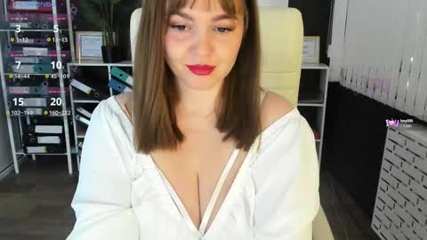 Snapshot of essensual_ chatting on September 2025 01:49:01 AM Ava online show from September 2025 01:49:01 AM