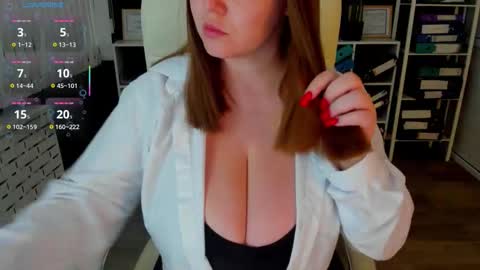 Snapshot of essensual_ chatting on September 2025 01:28:02 AM Ava online show from September 2025 01:28:02 AM