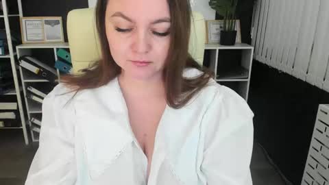 Snapshot of essensual_ chatting on November 2025 01:44:02 AM Ava online show from November 2025 01:44:02 AM