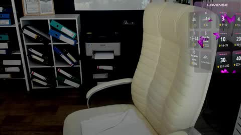 Snapshot of essensual_ chatting on December 2025 01:58:01 AM Ava online show from December 2025 01:58:01 AM