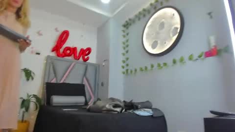 esterlindez online show from May 2026 08:03:01 PM