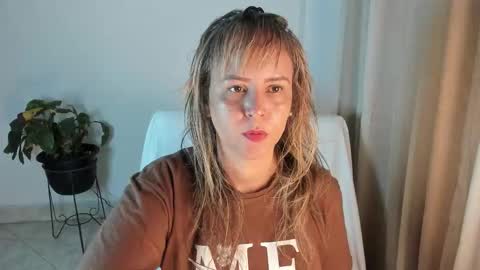 Snapshot of estrellah__ chatting on October 2025 04:11:01 AM - E S T R E L L A M I L F - online show from October 2025 04:11:01 AM