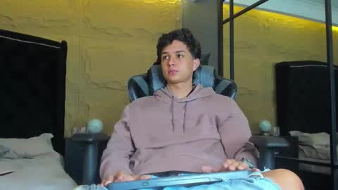 ethanlowell online show from November 2025 05:57:02 AM