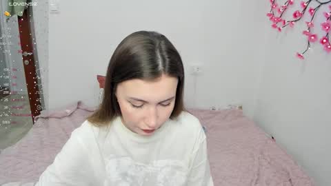 Veronica Tiia Lilith left to right online show from March 2026 12:18:02 AM