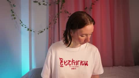 Snapshot of euphoria_girls chatting on September 2025 01:33:02 AM check about me online show from September 2025 01:33:02 AM