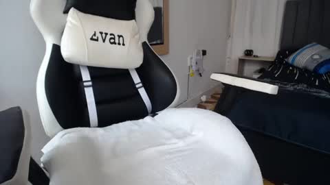 Evan online show from February 2025 06:08:02 PM