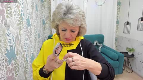 Evelyn online show from December 2024 05:04:02 AM