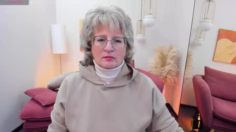 Evelyn online show from September 2025 05:01:02 AM