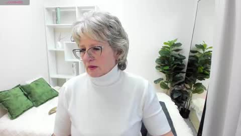 Evelyn online show from October 2025 05:07:02 AM