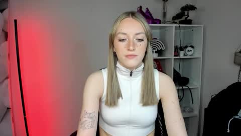evelynblond online show from February 2026 01:25:01 PM