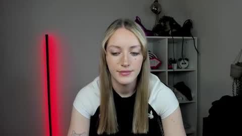 evelynblond online show from April 2026 12:27:01 PM