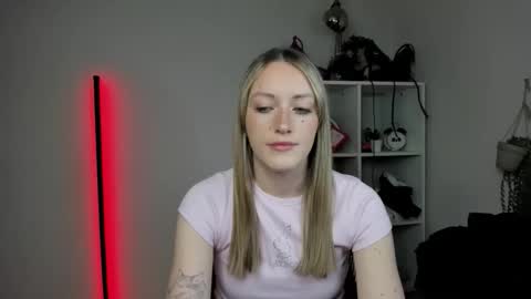 evelynblond online show from April 2026 12:27:02 PM