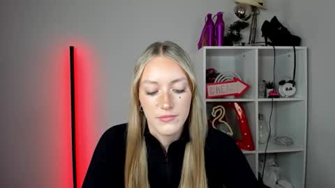 evelynblond online show from June 2026 12:40:01 PM