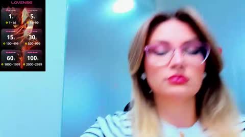 Snapshot of evelyne_rose chatting on March 2025 06:19:02 AM evelyne_rose online show from March 2025 06:19:02 AM