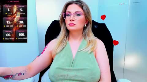 Snapshot of evelyne_rose chatting on March 2025 09:18:02 AM evelyne_rose online show from March 2025 09:18:02 AM