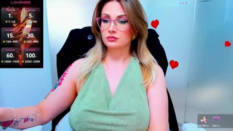 Snapshot of evelyne_rose chatting on March 2025 09:12:02 AM evelyne_rose online show from March 2025 09:12:02 AM