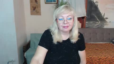 Snapshot of evelynloveshy chatting on October 2025 07:25:01 PM BarbaraBlondy online show from October 2025 07:25:01 PM