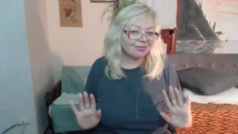 Snapshot of evelynloveshy chatting on November 2025 10:10:02 PM BarbaraBlondy online show from November 2025 10:10:02 PM