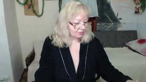 Snapshot of evelynloveshy chatting on January 2026 12:14:02 AM BarbaraBlondy online show from January 2026 12:14:02 AM