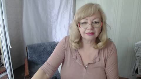 Snapshot of evelynloveshy chatting on April 2026 08:42:01 AM BarbaraBlondy online show from April 2026 08:42:01 AM