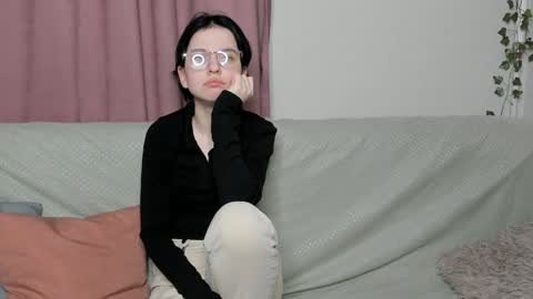 Mia online show from December 2024 11:00:01 AM