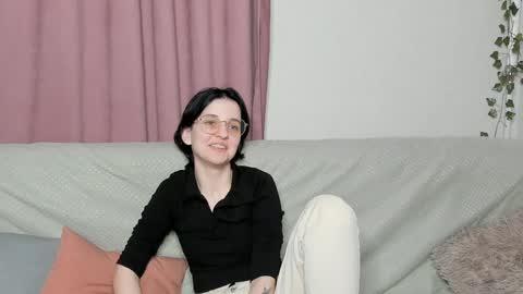 Mia online show from December 2024 02:06:01 PM