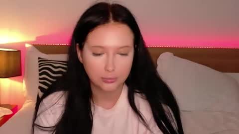 Felicia Herceg online show from November 2025 11:25:02 PM