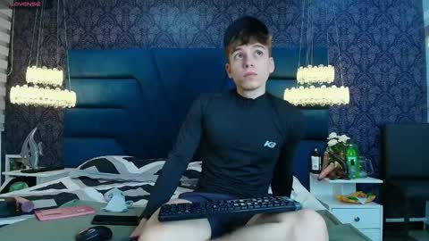 Femboy Max online show from December 2025 12:01:02 PM