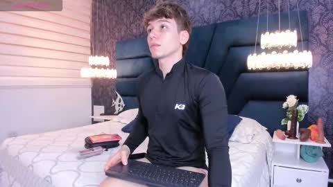 Femboy Max online show from February 2026 12:00:01 PM