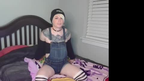 Snapshot of femboydee73 chatting on October 2025 02:40:02 AM Dee online show from October 2025 02:40:02 AM
