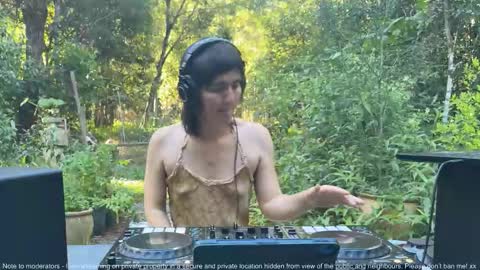 Snapshot of fernydew chatting on November 2025 06:02:02 AM Fern next stream 430pm Monday PST online show from November 2025 06:02:02 AM