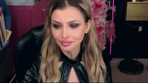 Sarah online show from November 2025 07:49:02 PM