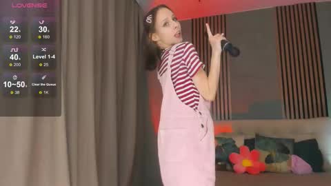 Snapshot of fixielu chatting on November 2025 10:04:01 AM im Linda please give me thumbs up online show from November 2025 10:04:01 AM