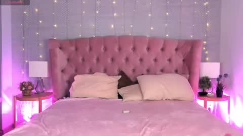 Mia online show from November 2025 09:20:02 PM