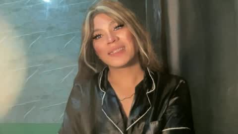 Snapshot of foxli_xx chatting on June 2026 10:45:02 PM KITTY online show from June 2026 10:45:02 PM