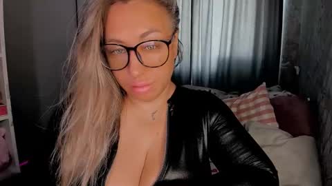 Snapshot of foxxxy__lady chatting on October 2025 04:22:02 AM Kris online show from October 2025 04:22:02 AM