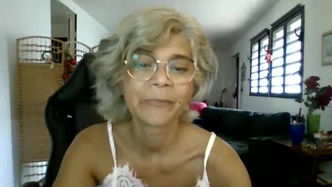 Snapshot of francelune chatting on December 2024 08:33:02 AM francelune online show from December 2024 08:33:02 AM