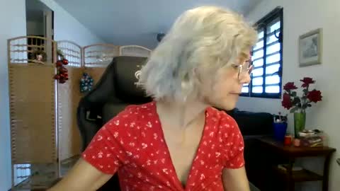 Snapshot of francelune chatting on December 2024 01:45:01 PM francelune online show from December 2024 01:45:01 PM