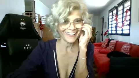Snapshot of francelune chatting on December 2024 08:05:02 AM francelune online show from December 2024 08:05:02 AM