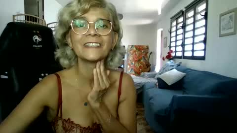 Snapshot of francelune chatting on January 2025 10:11:02 AM francelune online show from January 2025 10:11:02 AM