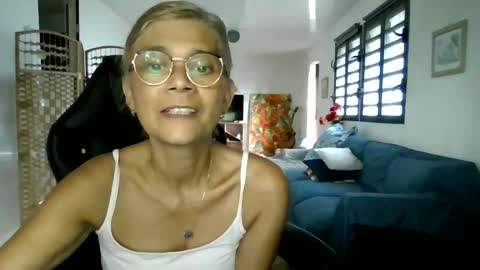 Snapshot of francelune chatting on January 2025 02:08:01 PM francelune online show from January 2025 02:08:01 PM