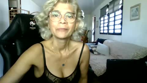 Snapshot of francelune chatting on January 2025 12:01:02 PM francelune online show from January 2025 12:01:02 PM