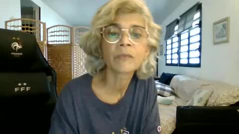 Snapshot of francelune chatting on January 2025 01:17:01 PM francelune online show from January 2025 01:17:01 PM