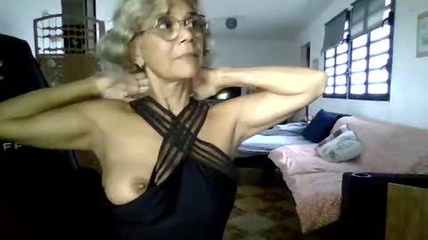Snapshot of francelune chatting on January 2025 02:00:02 PM francelune online show from January 2025 02:00:02 PM
