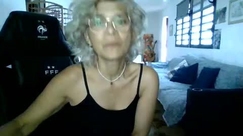 Snapshot of francelune chatting on January 2025 01:13:02 PM francelune online show from January 2025 01:13:02 PM