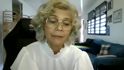 Snapshot of francelune chatting on January 2025 07:57:01 AM francelune online show from January 2025 07:57:01 AM