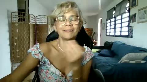 Snapshot of francelune chatting on January 2025 10:45:01 AM francelune online show from January 2025 10:45:01 AM