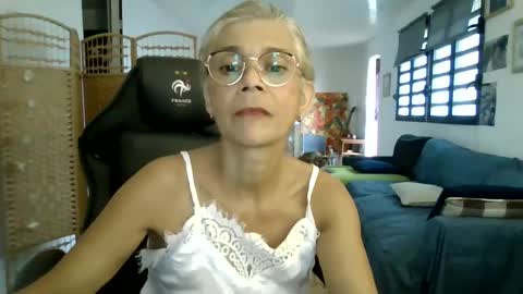 Snapshot of francelune chatting on January 2025 01:49:01 PM francelune online show from January 2025 01:49:01 PM