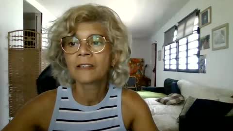 Snapshot of francelune chatting on January 2025 11:01:01 AM francelune online show from January 2025 11:01:01 AM