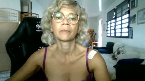Snapshot of francelune chatting on February 2025 01:41:01 PM francelune online show from February 2025 01:41:01 PM